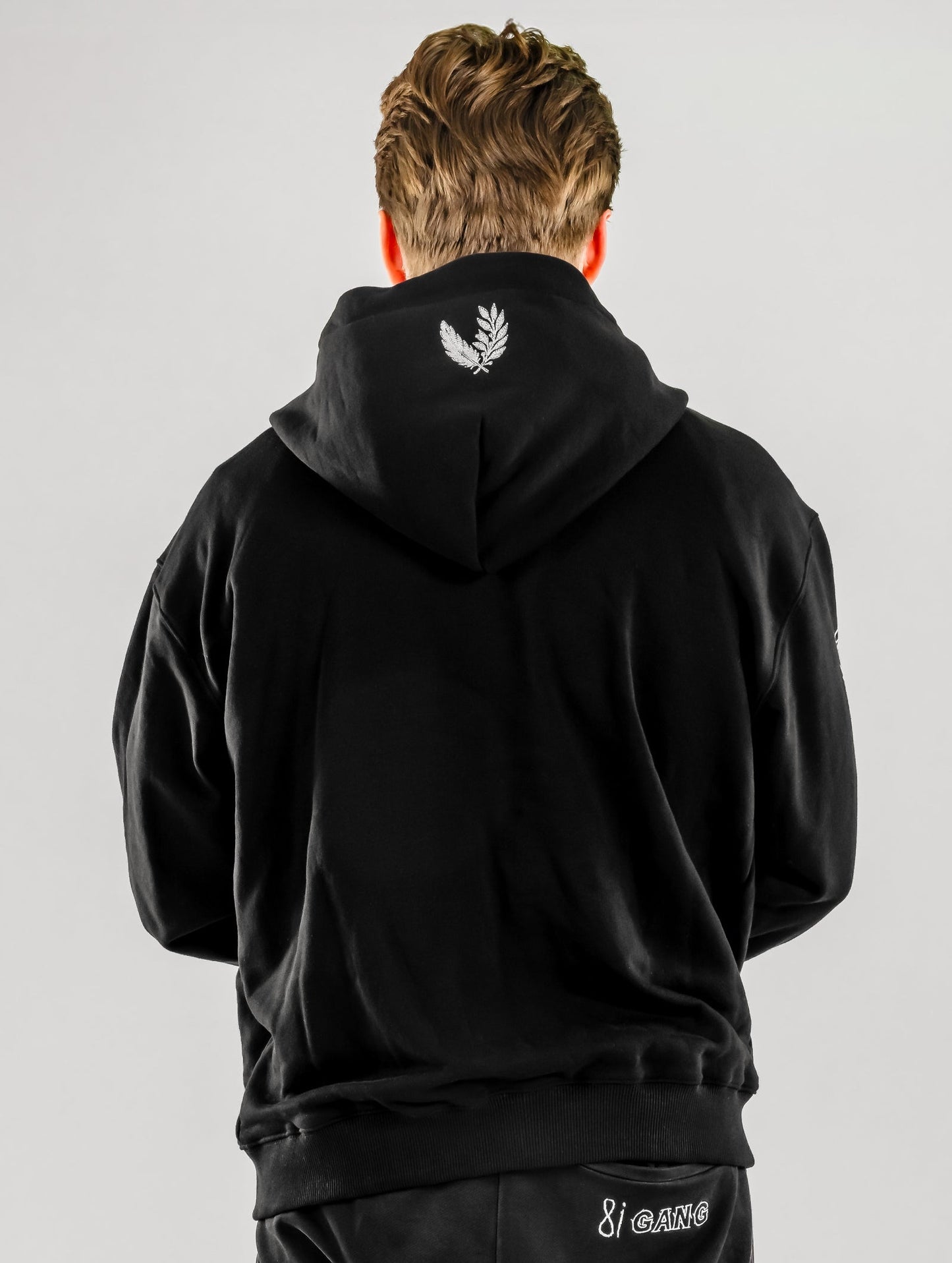 𝐏𝐟𝐚𝐧𝐝 𝐀𝐧𝐠𝐞𝐥𝐬 𝐀𝐝𝐥𝐞𝐫 𝐙𝐢𝐩-𝐇𝐨𝐨𝐝𝐢𝐞 – „𝟖𝐢𝐆𝐚𝐧𝐠“ 𝐀𝐫𝐭𝐰𝐨𝐫𝐤 (𝟐𝟎𝟐𝟓) 🦅