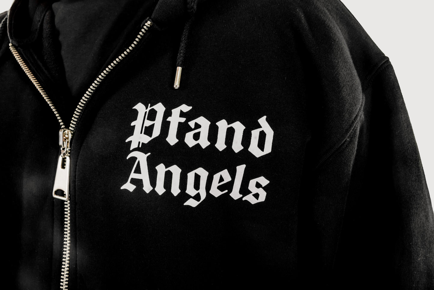 𝐏𝐟𝐚𝐧𝐝 𝐀𝐧𝐠𝐞𝐥𝐬 𝐀𝐝𝐥𝐞𝐫 𝐙𝐢𝐩-𝐇𝐨𝐨𝐝𝐢𝐞 – „𝟖𝐢𝐆𝐚𝐧𝐠“ 𝐀𝐫𝐭𝐰𝐨𝐫𝐤 (𝟐𝟎𝟐𝟓) 🦅